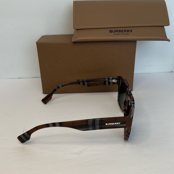 💯 - New Authentic BURBERRY
Dark Gray Square unisex Sunglasses - Picture 7 of 16